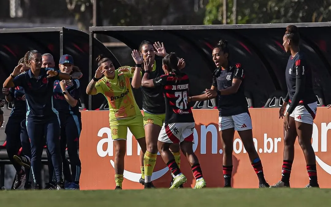 Ju Ferreira comemora seu gol sobre o Inter com as companheiras de elenco na Gávea. Foto: Divulgação/Flamengo