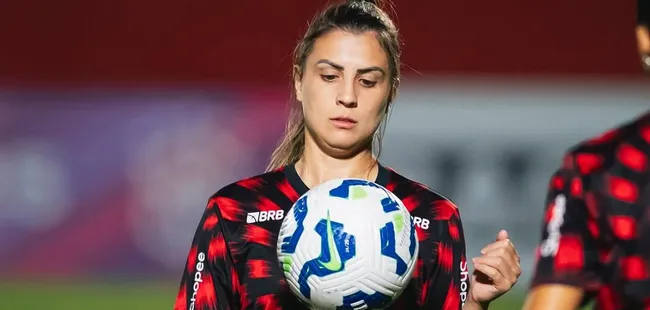 Djeni durante aquecimento das Meninas da Gávea para confronto com o Internacional no Brasileirão. Foto: Divulgação/Flamengo