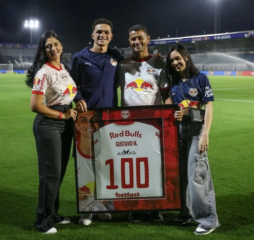 Gustavo, comemora nova marca com a camisa do Bragantino ao lado de sua família. Foto: Ari Ferreira/Red Bull Bragantino