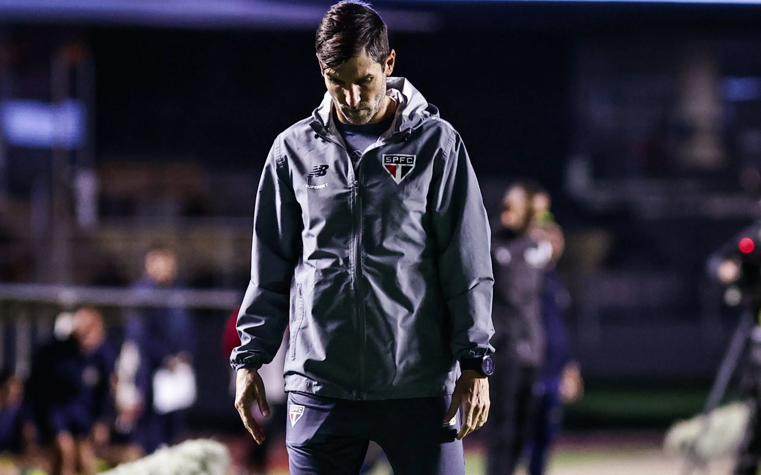 Maxi Cuberas, auxiliar tecnico do Sao Paulo lamenta derrota em casa para o Mirassol pelo campeonato Brasileiro A 2025.  Foto: Fabio Giannelli/AGIF