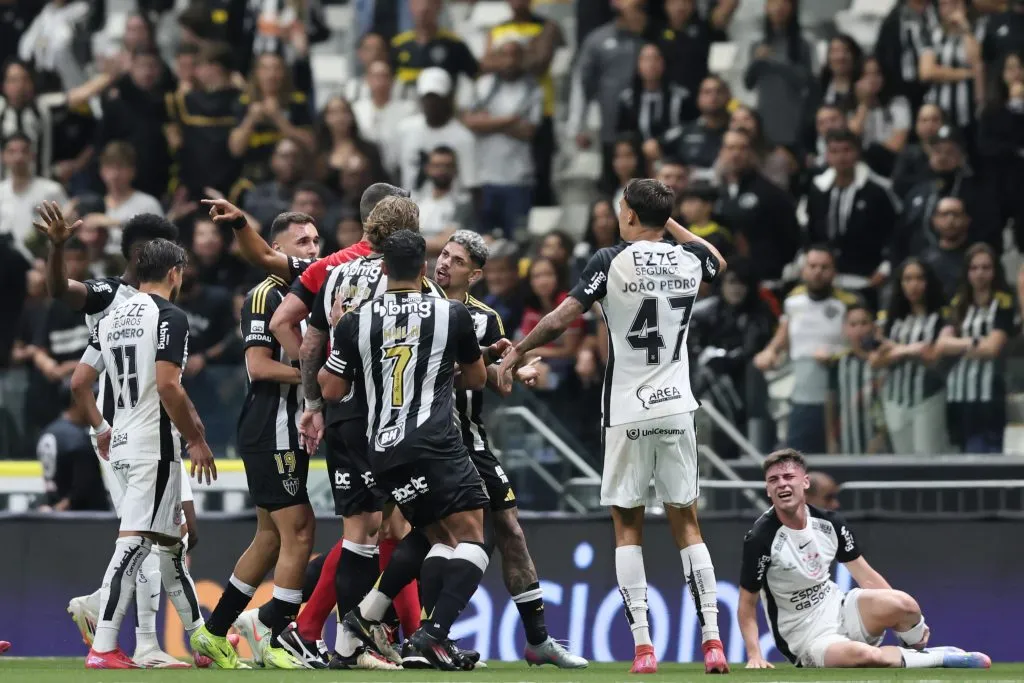 Jogo entre Galo e Timão foi bem quente. Foto: Gilson Lobo/AGIF
