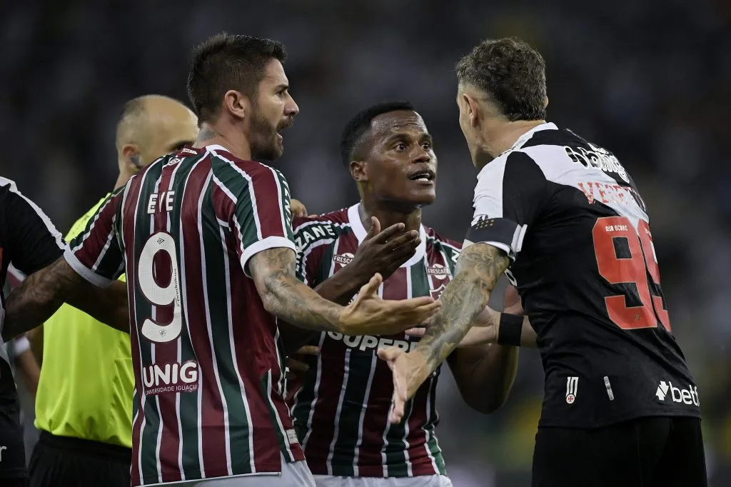 Arias e Vegetti discutindo no Maraca. Foto: Alexandre Loureiro/AGIF