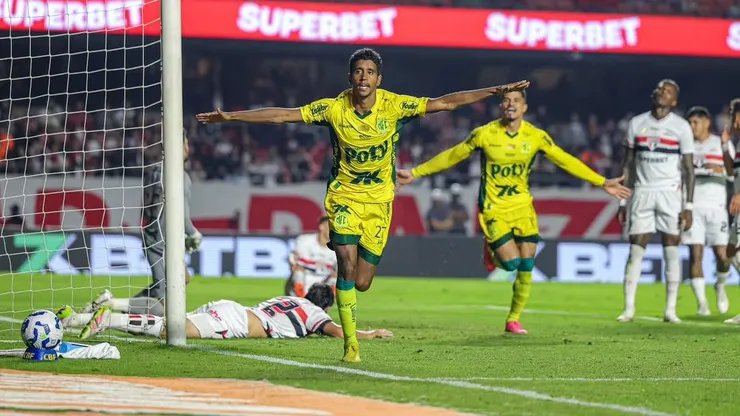 Gabriel, meia do Mirassol comemora golaço fora de casa e vira "craque do jogo" na noite deste sábado