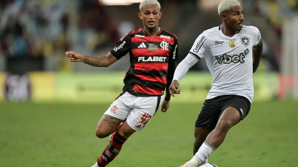 Cuiabano em ação pelo Botafogo durante o clássico contra o Flamengo – Foto: Thiago Ribeiro/AGIF