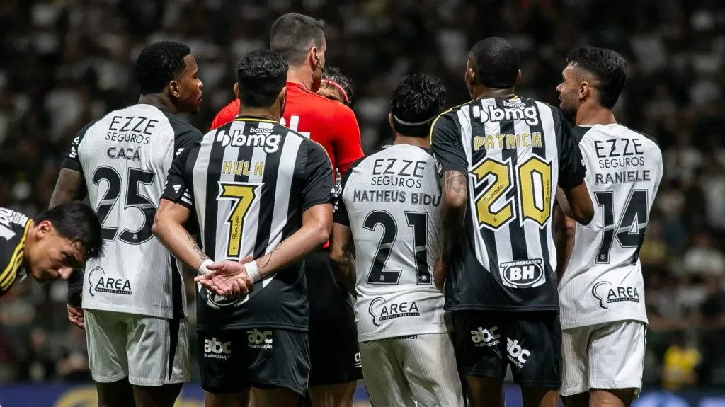 Jogadores de Atlético e Corinthians e árbitro. Foto: Fernando Moreno/AGIF