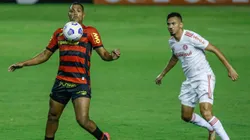 PE - Recife - 13/09/2021 - BRASILEIRO A 2021, SPORT X INTERNACIONAL - Mikael jogador do Sport disputa lance com Rodrigo Lindoso jogador do Internacional durante partida no estadio Ilha do Retiro pelo campeonato Brasileiro A 2021. Foto: Paulo Paiva/AGIF