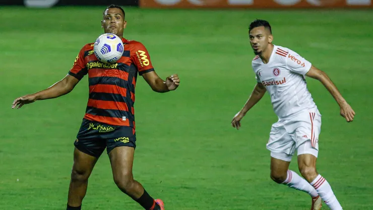 PE - Recife - 13/09/2021 - BRASILEIRO A 2021, SPORT X INTERNACIONAL - Mikael jogador do Sport disputa lance com Rodrigo Lindoso jogador do Internacional durante partida no estadio Ilha do Retiro pelo campeonato Brasileiro A 2021. Foto: Paulo Paiva/AGIF