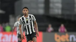 Vitinho, jogador do Botafogo, durante partida contra o Fluminense, pelo Brasileirão Betano. Foto: Thiago Ribeiro/AGIF.