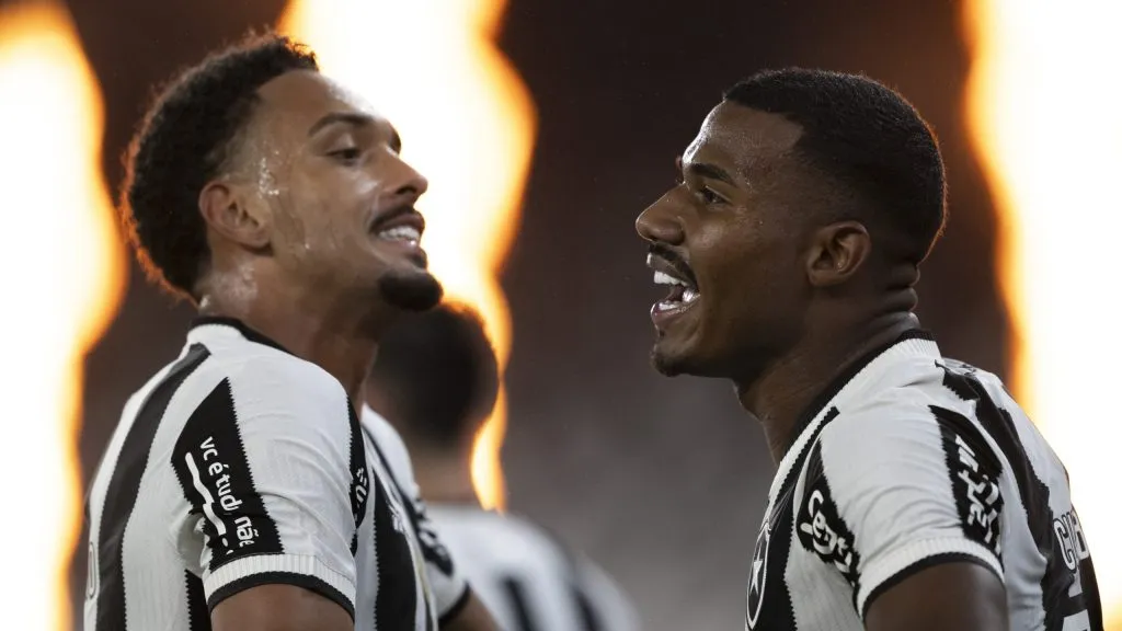 Vitinho comemora tento do Glorioso com Cuiabano. Foto: Jorge Rodrigues/AGIF.