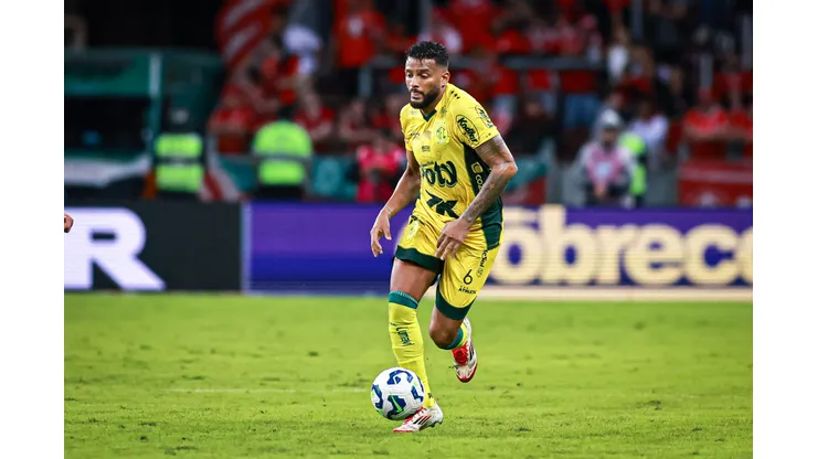 Reinaldo jogador do Mirassol durante partida contra o Internacional no estádio Beira-Rio pelo campeonato Brasileiro A 2025. Foto: Maxi Franzoi/AGIF