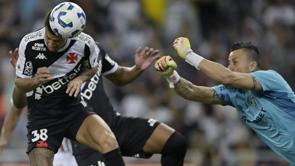 João Victor cabeceando a bola. Foto: Alexandre Loureiro/AGIF