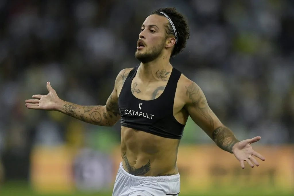 RJ – RIO DE JANEIRO – 24/05/2025 – BRASILEIRO A 2025, FLUMINENSE X VASCO – Guga jogador do Fluminense comemora seu gol durante partida contra o Vasco no estadio Maracana pelo campeonato Brasileiro A 2025. Foto: Alexandre Loureiro/AGIF