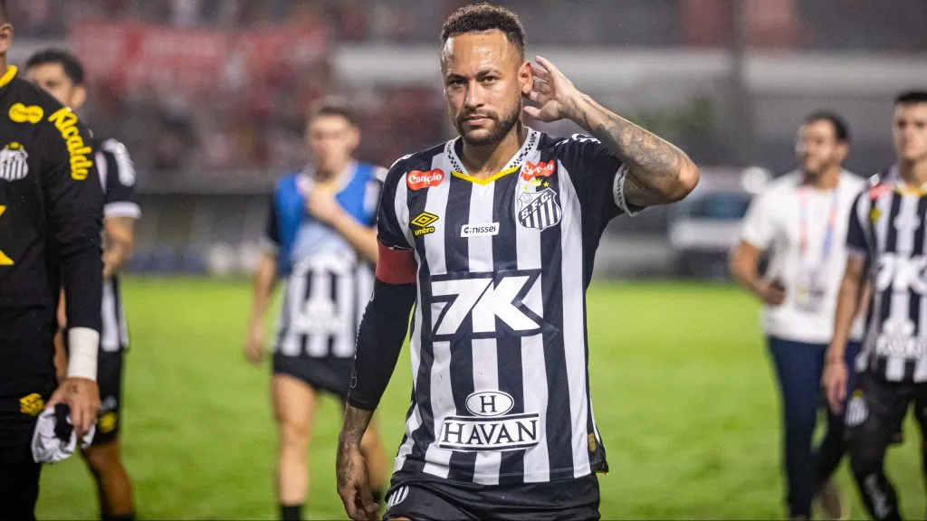 Neymar sinalizando para torcida adversária. Foto: Itawi Albuquerque/AGIF