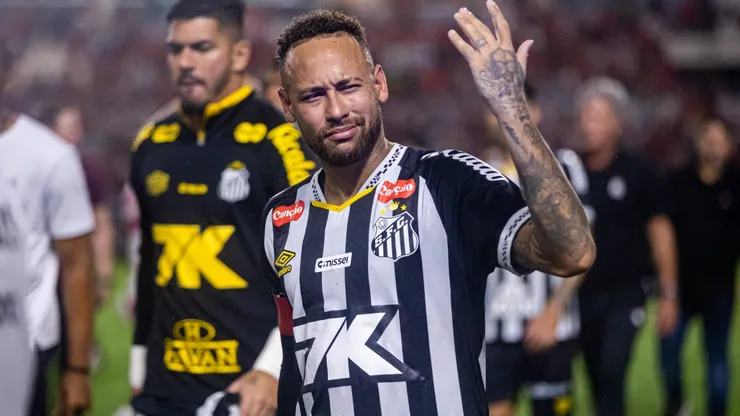Neymar provoca torcida do CRB, após eliminação nos pênaltis, estádio Rei Pele pelo campeonato Copa Do Brasil 2025. Foto: Itawi Albuquerque/AGIF