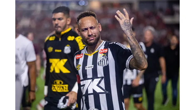 Neymar provoca torcida do CRB, após eliminação nos pênaltis, estádio Rei Pele pelo campeonato Copa Do Brasil 2025. Foto: Itawi Albuquerque/AGIF
