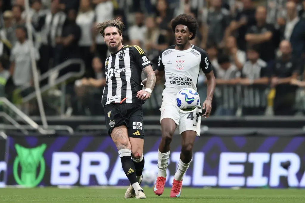 Lyanco durante disputa com Talles Magno. Foto: Gilson Lobo/AGIF