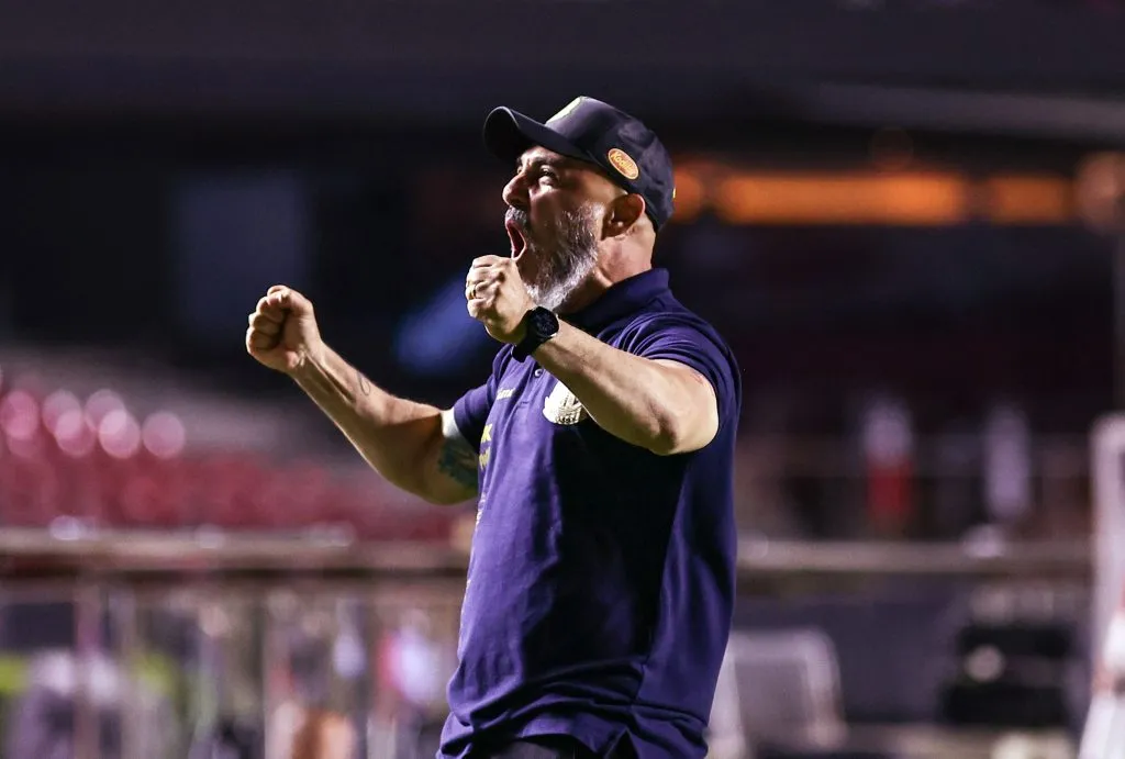 SP – SAO PAULO – 24/05/2025 – BRASILEIRO A 2025, SAO PAULO X MIRASSOL –  Rafael Guanaes tecnico do Mirassol comemora vitoria apos partida contra o Sao Paulo no estadio Morumbi pelo campeonato Brasileiro A 2025. Foto: Fabio Giannelli/AGIF