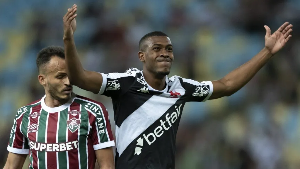 Renê jogador do Fluminense e Rayan jogador do Vasco durante partida no estádio Maracanã pelo campeonato Brasileiro A 2025. Foto: Jorge Rodrigues/AGIF