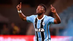 Amuzu em ação pelo Grêmio