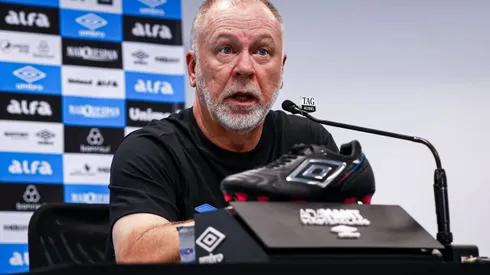 Mano Menezes durante coletiva no Imortal.