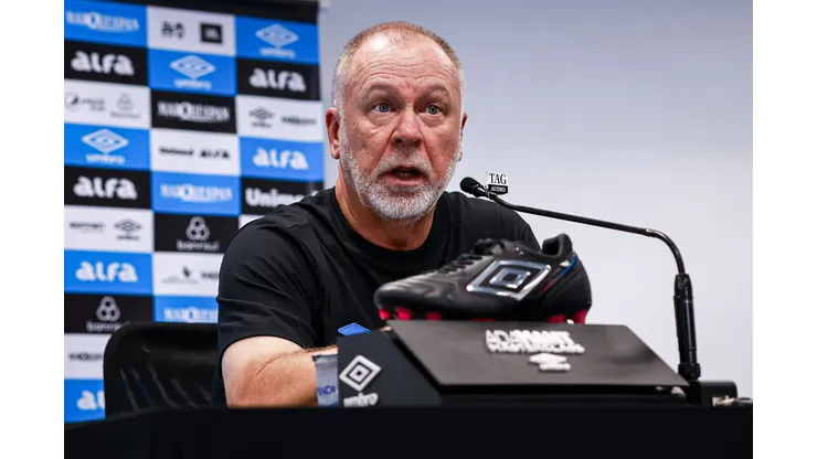 Mano Menezes durante coletiva no Imortal.