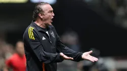 Cuca, técnico do Atlético-MG, durante partida contra o Corinthians, pelo Brasileirão Betano. Foto: Gilson Lobo/AGIF.