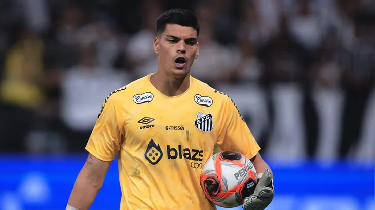 SP - SAO PAULO - 12/02/2025 - PAULISTA 2025, CORINTHIANS X SANTOS - Gabriel Brazao goleiro do Santos durante partida contra o Corinthians no estadio Arena Corinthians pelo campeonato Paulista 2025. Foto: Ettore Chiereguini/AGIF