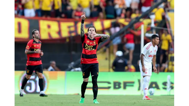 PE - RECIFE - 25/05/2025 - BRASILEIRO A 2025, SPORT X INTERNACIONAL - Cristhyan Barletta jogador do Sport comemora seu gol durante a partida entre Sport e Internacional no Estadio da Ilha do Retiro em Recife (PE), pelo campeonato brasileiro Serie A. Foto: Marlon Costa/AGIF
