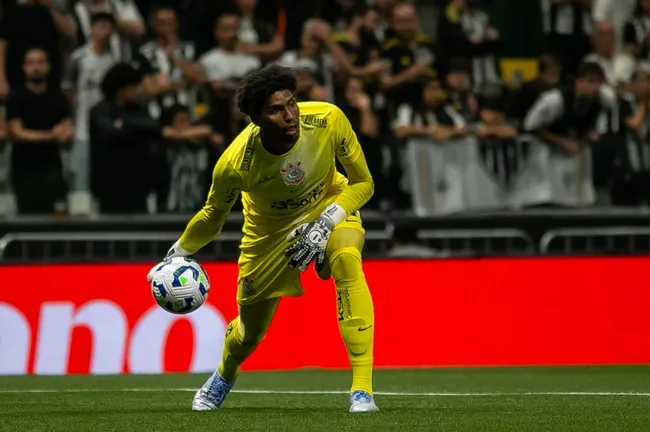Hugo Souza jogador do Corinthians durante partida contra o Atletico-MG – Foto: Fernando Moreno/AGIF