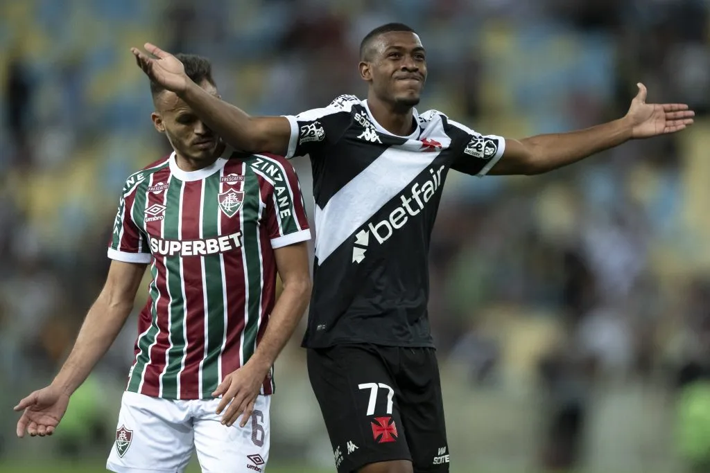 Rene, jogador do Fluminense e Rayan, jogador do Vasco, durante partida no estadio Maracana pelo campeonato Brasileiro A 2025. Foto: Jorge Rodrigues/AGIF
