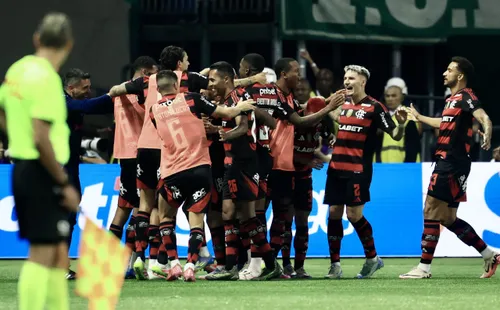 De Arrascaeta jogador do Flamengo comemora seu gol com jogadores do seu time durante partida contra o Palmeiras no estadio Arena Allianz Parque pelo campeonato Brasileiro A 2025. Foto: Marcello Zambrana/AGIF