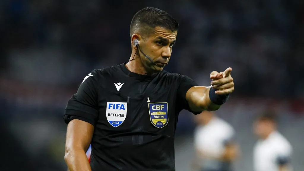 Decisão de Bruno Arleu de Araújo prejudicou o Timão - Foto: Marco Miatelo/AGIF.