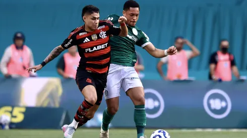 Vitor Roque jogador do Palmeiras disputa lance com Luís Araújo jogador do Flamengo - Foto: Marcello Zambrana/AGIF