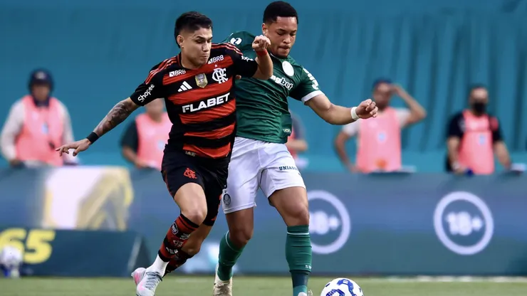 Vitor Roque jogador do Palmeiras disputa lance com Luís Araújo jogador do Flamengo - Foto: Marcello Zambrana/AGIF