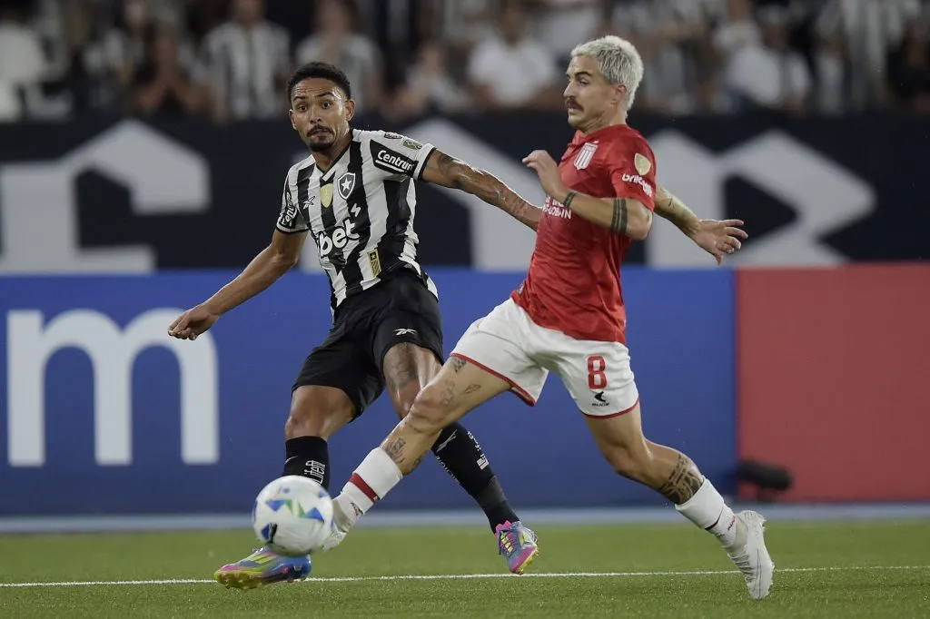 RJ – RIO DE JANEIRO – 14/05/2025 – COPA LIBERTADORES 2025, BOTAFOGO X ESTUDIANTES – Vitinho jogador do Botafogo disputa lance com Gabriel Neves jogador do Estudiantes durante partida no estadio Engenhao pelo campeonato Copa Libertadores 2025. Foto: Alexandre Loureiro/AGIF