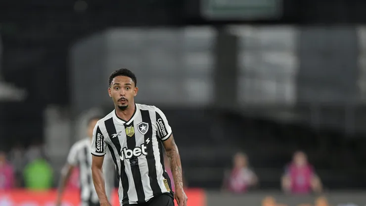 Vitinho jogador do Botafogo durante partida contra o Fluminense no estadio Engenhao pelo campeonato Brasileiro A 2025. Foto: Thiago Ribeiro/AGIF