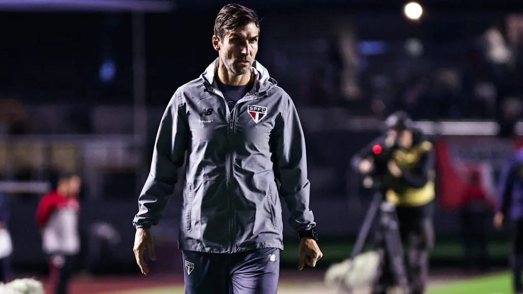 Maxi Cuberas técnico do São Paulo durante partida contra o Mirassol no estádio Morumbi pelo campeonato Brasileiro A 2025. Foto: Fabio Giannelli/AGIF