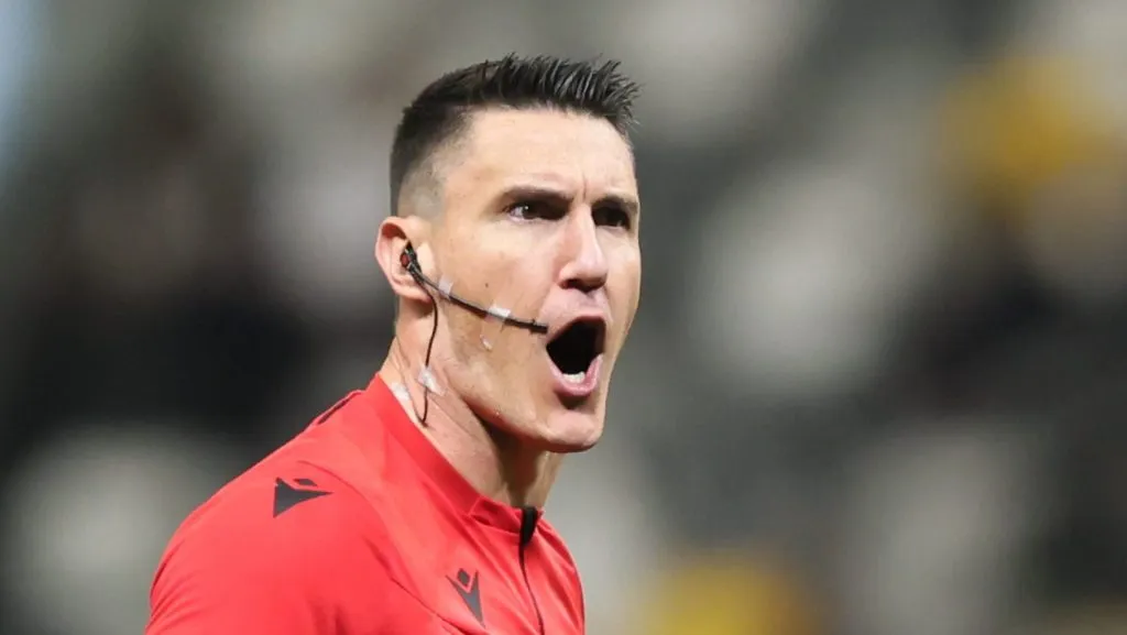 Foto: Gilson Lobo/AGIF – Patrick acertou o tornozelo do volante Ryan e o juiz Rafael Rodrigo Klein não advertiu com cartão amarelo.