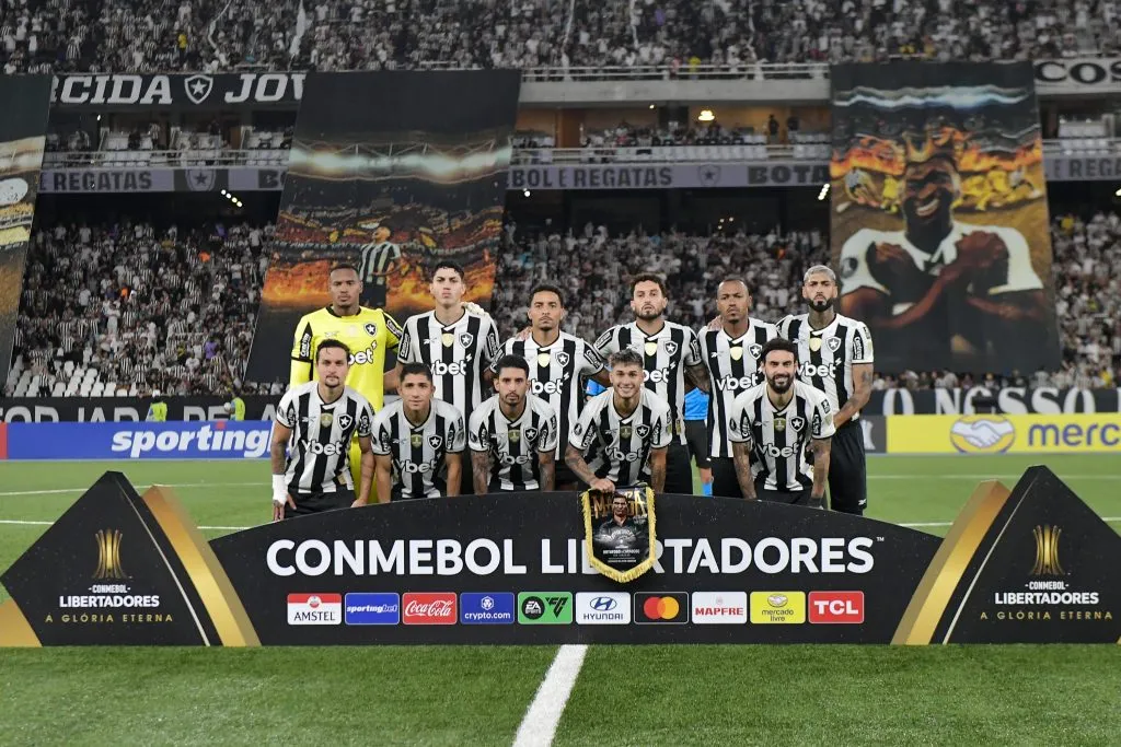 Jogadores do Botafogo posam para foto antes na partida contra Carabobo – Foto: Thiago Ribeiro/AGIF