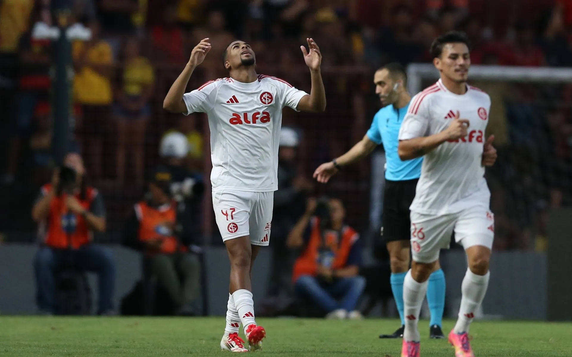 Gustavo, revelado pela base do Inter (Celeiro das Ases) se emocionou após marcar seu gol com a camisa colorada fora de casa pelo campeonato brasileiro Serie A. Foto: Marlon Costa/AGIF