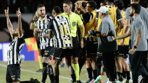 Guilherme, jogador do Vitoria, comemora seu gol com Neymar jogador da sua equipe durante partida contra o Santos no estadio Barradao pelo campeonato Brasileiro A 2025. Foto: Jhony Pinho/AGIF