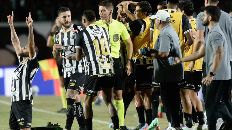 Guilherme, jogador do Vitoria, comemora seu gol com Neymar jogador da sua equipe durante partida contra o Santos no estadio Barradao pelo campeonato Brasileiro A 2025. Foto: Jhony Pinho/AGIF
