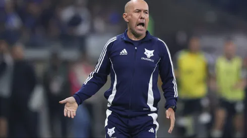 Leonardo Jardim, técnico do Cruzeiro, durante partida contra o Atletico-MG no estadio Mineirao pelo campeonato Brasileiro A 2025. Foto: Gilson Lobo/AGIF