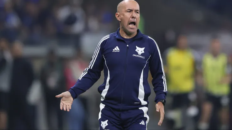 Leonardo Jardim, técnico do Cruzeiro, durante partida contra o Atletico-MG no estadio Mineirao pelo campeonato Brasileiro A 2025. Foto: Gilson Lobo/AGIF