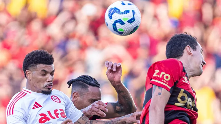 Juninho jogador do Internacional durante partida contra o Sport no estadio Ilha do Retiro pelo campeonato Brasileiro A 2025. Foto: Rafael Vieira/AGIF
