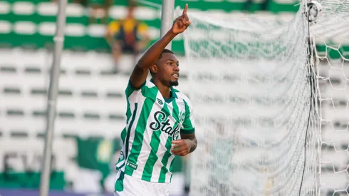 Abner comemora gol pelo Juventude