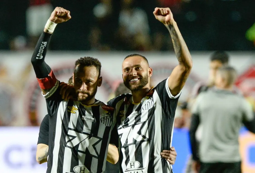 Neymar e Guilherme jogadores do Santos comemoram vitória ao final da partida contra o Vitoria – Foto: Jhony Pinho/AGIF