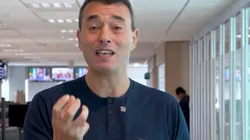 Rizek reclama da interpretação da arbitragem em pênalti marcado em Braithwaite. Foto: Reprodução.