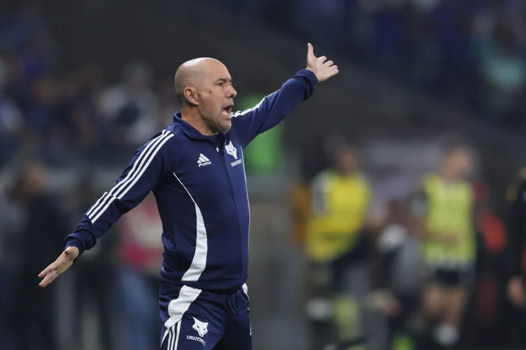 MG – BELO HORIZONTE – 18/05/2025 – BRASILEIRO A 2025, CRUZEIRO X ATLETICO-MG – Leonardo Jardim tecnico do Cruzeiro durante partida contra o Atletico-MG no estadio Mineirao pelo campeonato Brasileiro A 2025. Foto: Gilson Lobo/AGIF