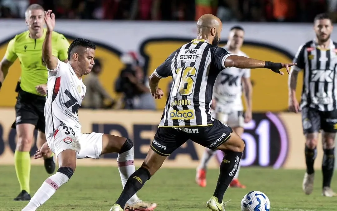 Thaciano jogador do Santos durante partida contra o Vitória fora de casa pelo Campeonato Brasileiro 2025. Foto: Reprodução rede sociais/Santos FC; silvathaciano
